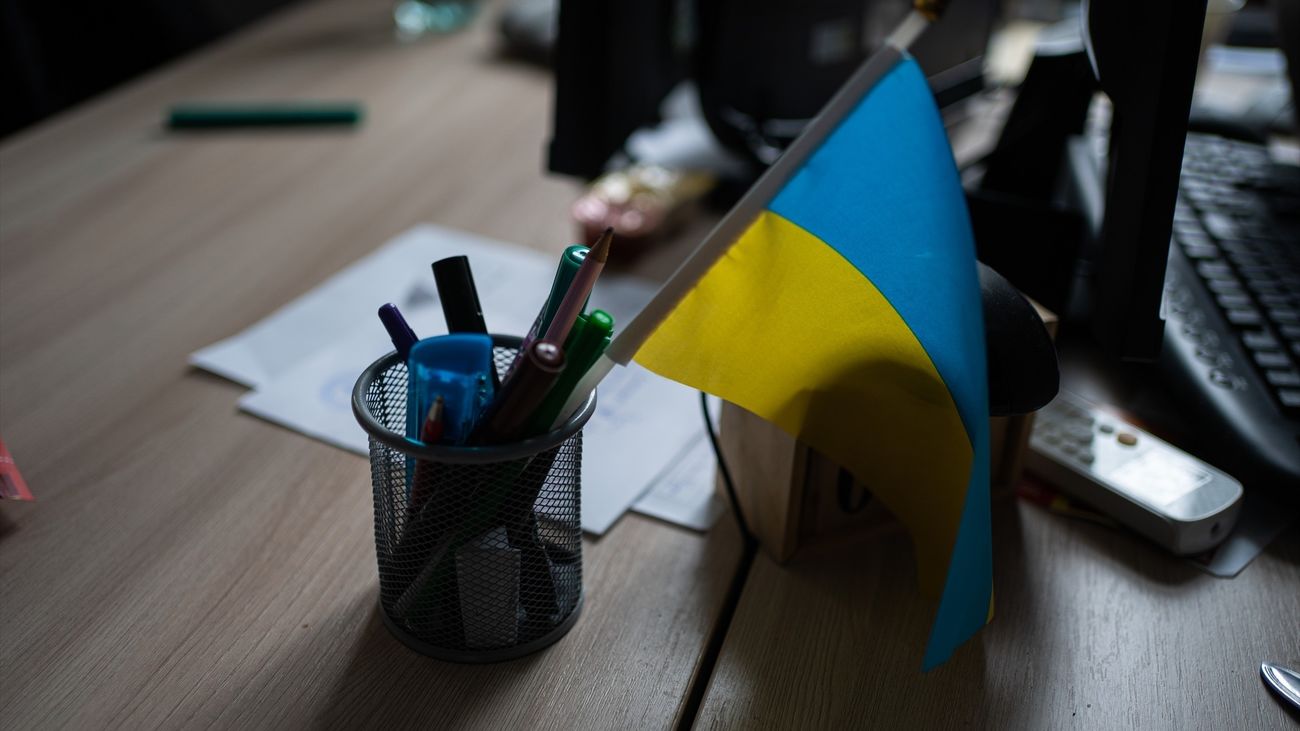 Escritorio con la bandera de Ucrania