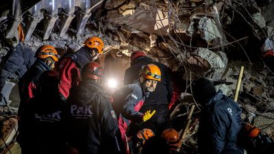 Varios rescates milagro en Turquía tras 198 horas atrapados sorprenden a los expertos