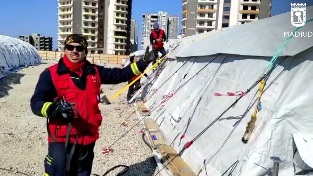 Bomberos de Madrid reforzando un hospital de campaña en Turquía
