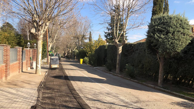 Sanse asfalta Fuente del Fresno  y otras calles que llevaban 10 años sin reparar
