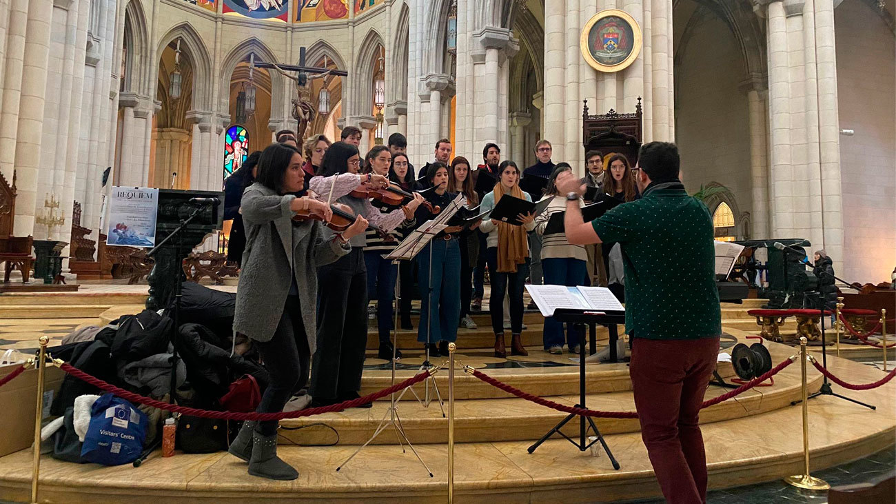 Una veintena de jóvenes estrena un Réquiem por las víctimas Covid totalmente inédito