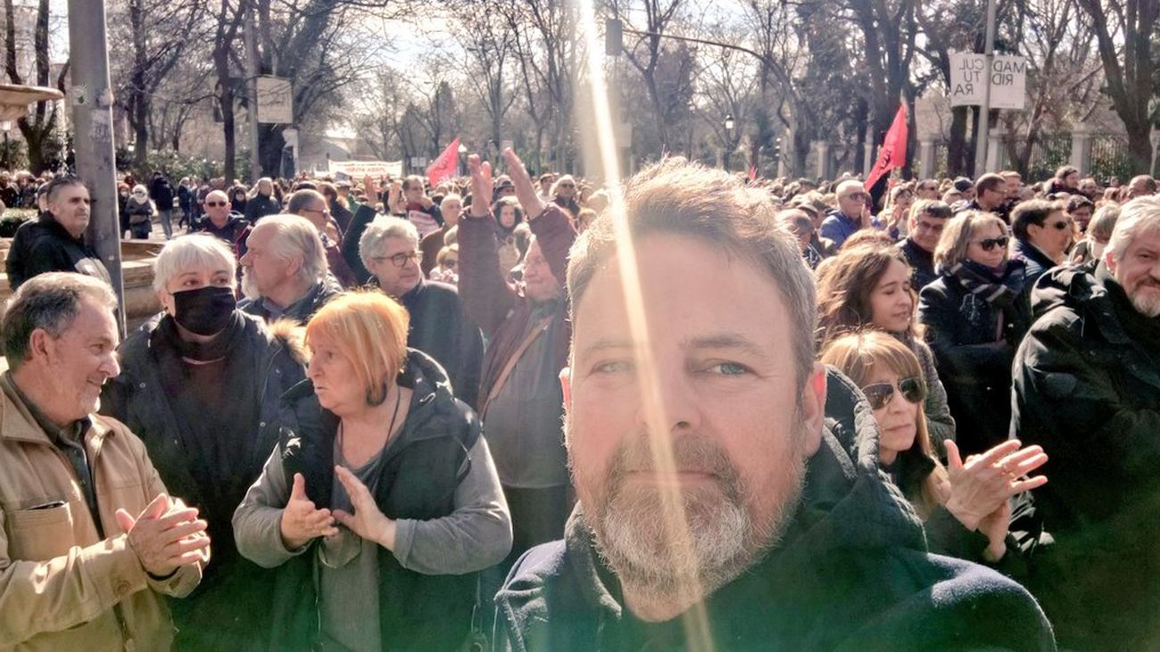 Jorge Villar, el concejal del PSOE de Cáceres que acudió a la protesta en defensa de la sanidad pública madrileña y que se le ha vuelto en contra