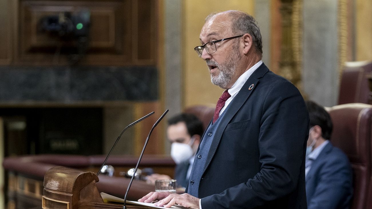El diputado del PSOE, Juan Bernardo Fuentes, interviene en una sesión plenaria en el Congreso de los Diputados