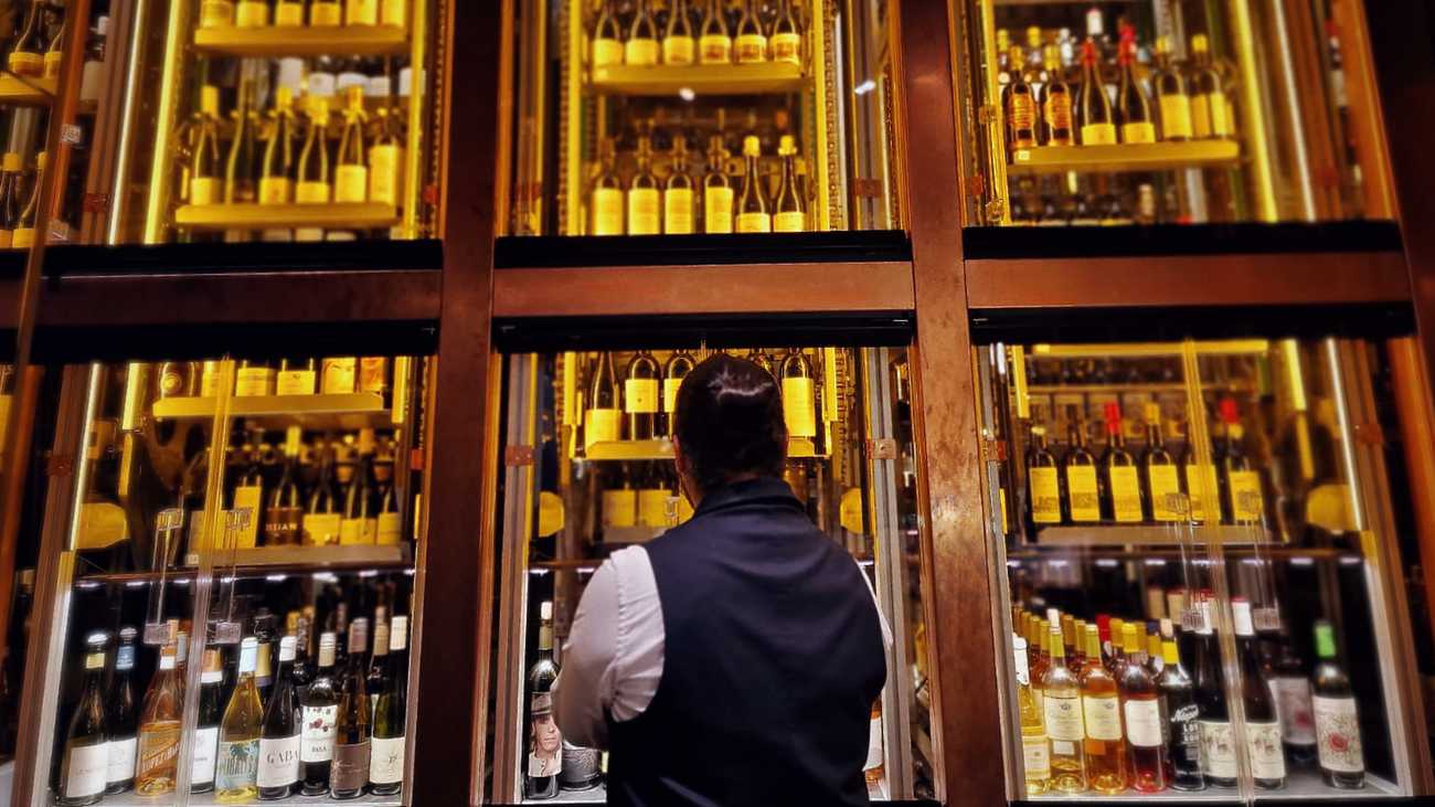 Llega a España la primera máquina expendedora de vino, en la Galería Canalejas