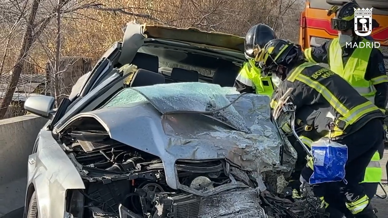 Muere un  conductor tras una colisión frontal en la carretera de Valdemingómez