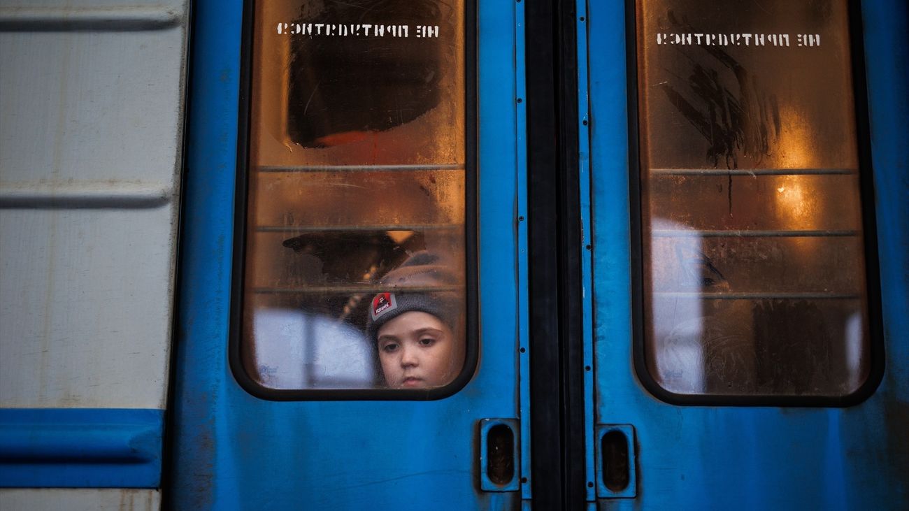 Niño ucraniano en un tren