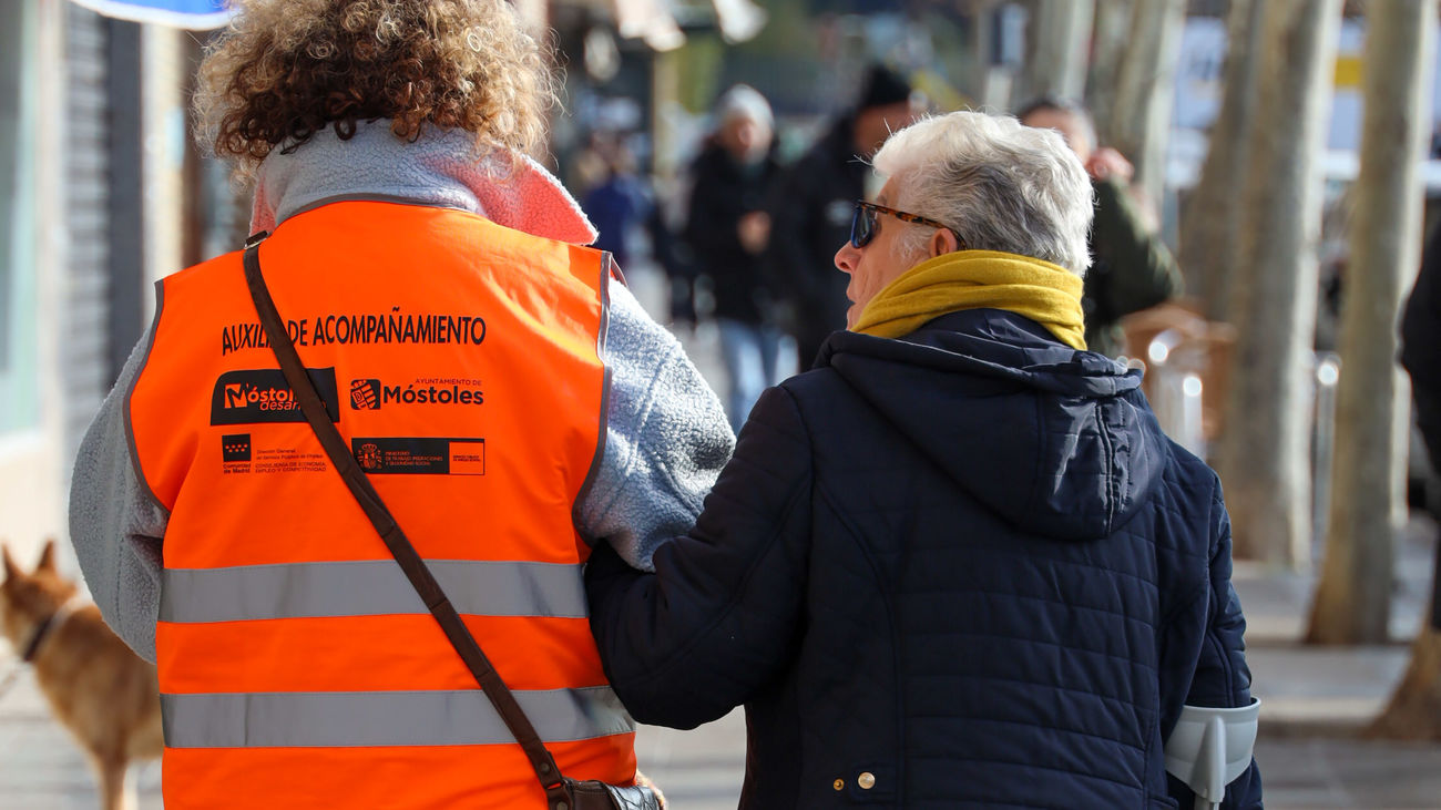 Una auxiliar de acompañamiento de Móstoles junto a una mujer mayor