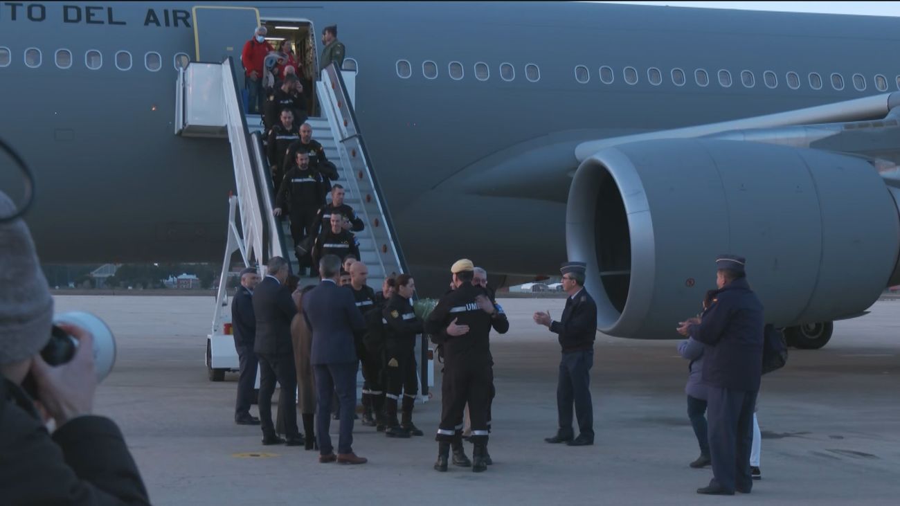 Recibimos, a pie de pista, a los miembros del ERICAM y la UME tras su vuelta de Turquía