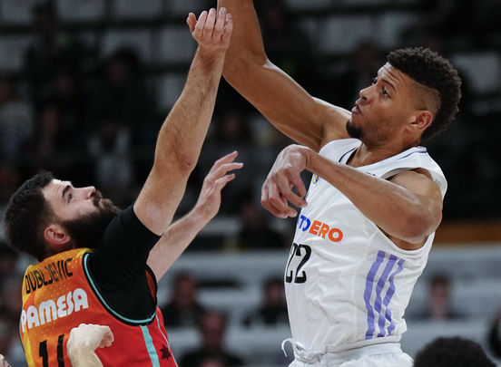 Tavares ante el Valencia Basket / EFE