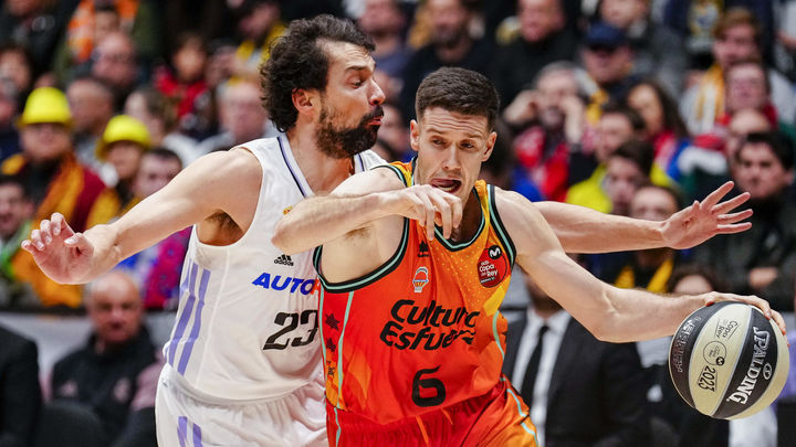 Llull ante el Valencia / EFE