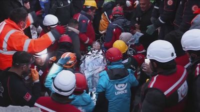 Rescatan con vida a una joven de 17 años, tras 10 días bajos los escombros