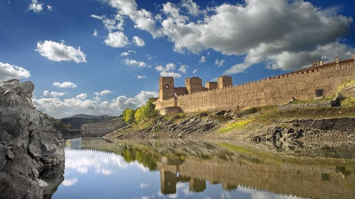 Buitrago, vista de la muralla desde el Río Lozoya / COMUNIDAD DE MADRID