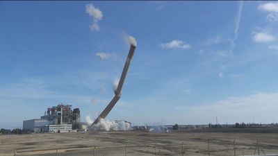 Voladura controlada de la chimenea de la Central Térmica de Andorra en Teruel