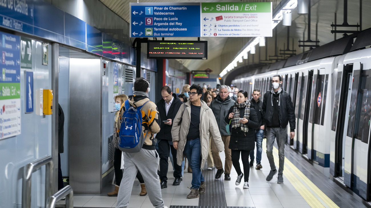 Varios viajeros en el metro de Madrid