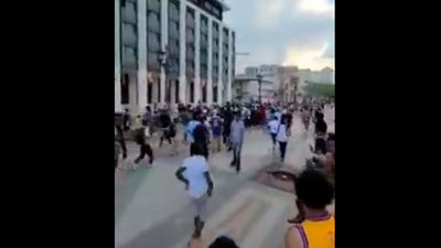 Estampida en Cuba por una lluvia de dólares lanzada por un rapero en un hotel de la Habana