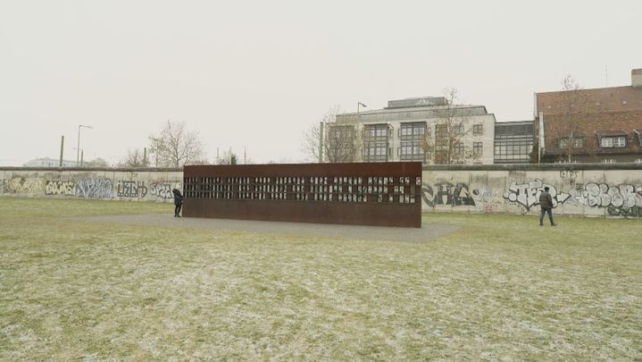 Fragmento del Muro de Berlín y homenaje a las víctimas / Redacción