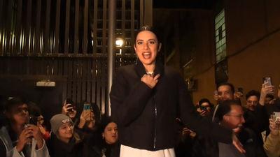 Blanca Paloma canta en la calle para los que no pudieron acceder a su concierto en Vallecas