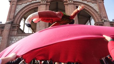 El Carnaval madrileño celebra el manteo del pelele en el Matadero