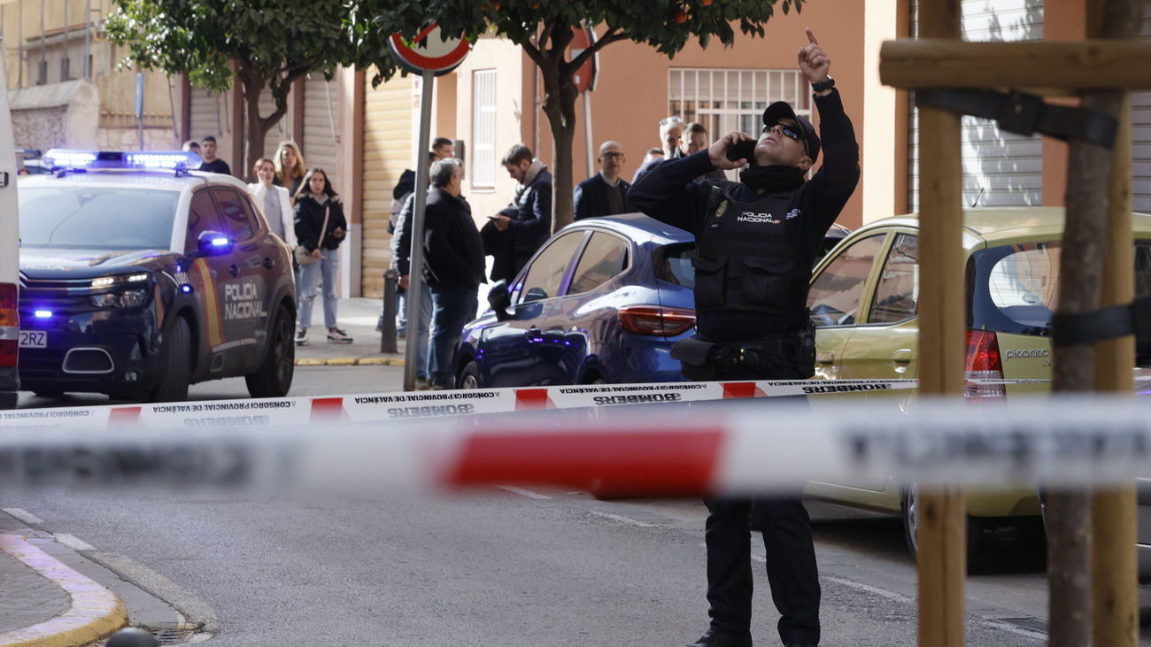 Un hombre armado se atrinchera en una vivienda en Valencia