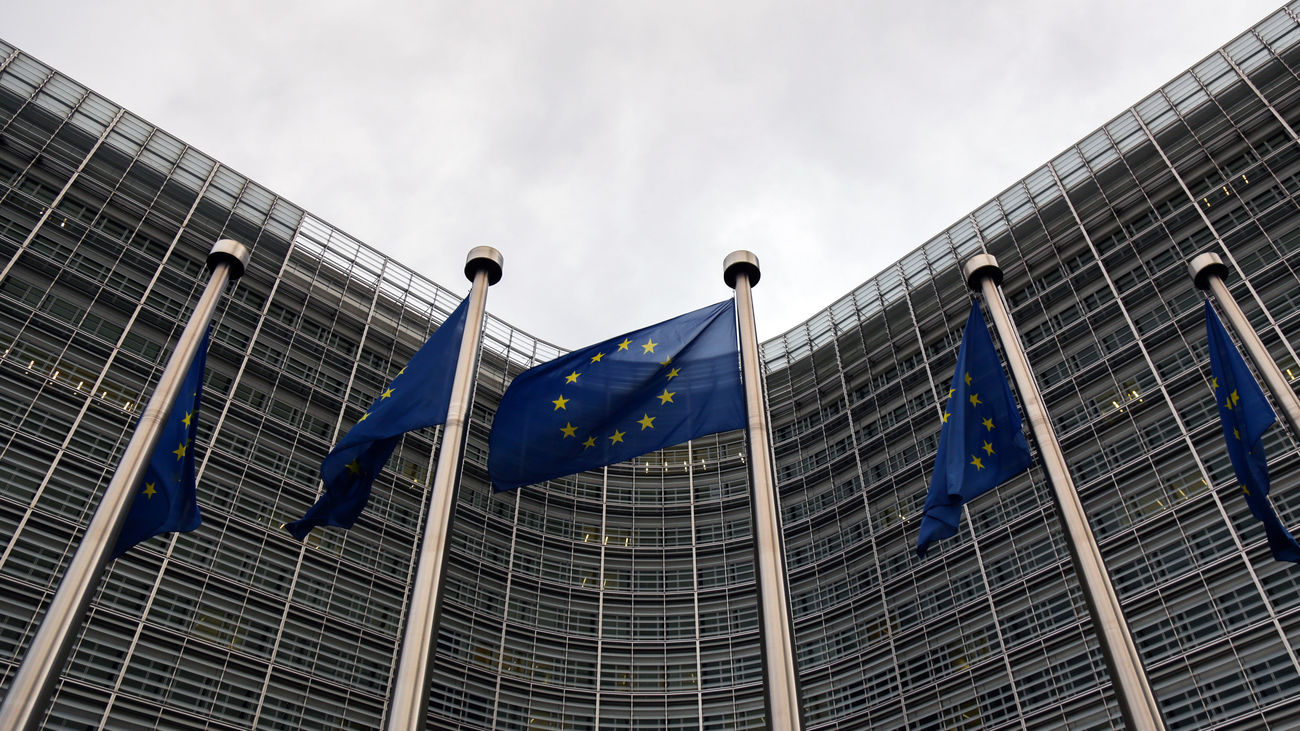 Banderas de la Unión Europea (UE) frente a la sede de la Comisión Europea en Bruselas