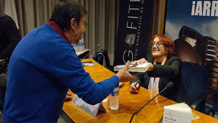 La escritora Rosa Regàsen en un encuentro con trabajadores de Peugeot-Citroën de Villaverde / FUNDACION ANASTASIO GRACIA