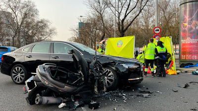 Grave accidente de tráfico en la Castellana: un hombre de 40 años, crítico tras chocar su moto contra un turismo