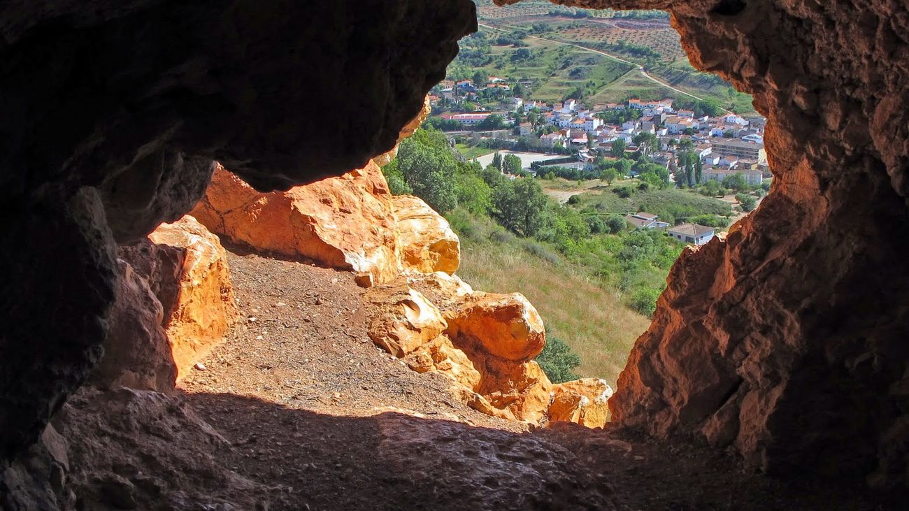 Vista de Villar del Olmo desde una de las grutas de Peña Rondán