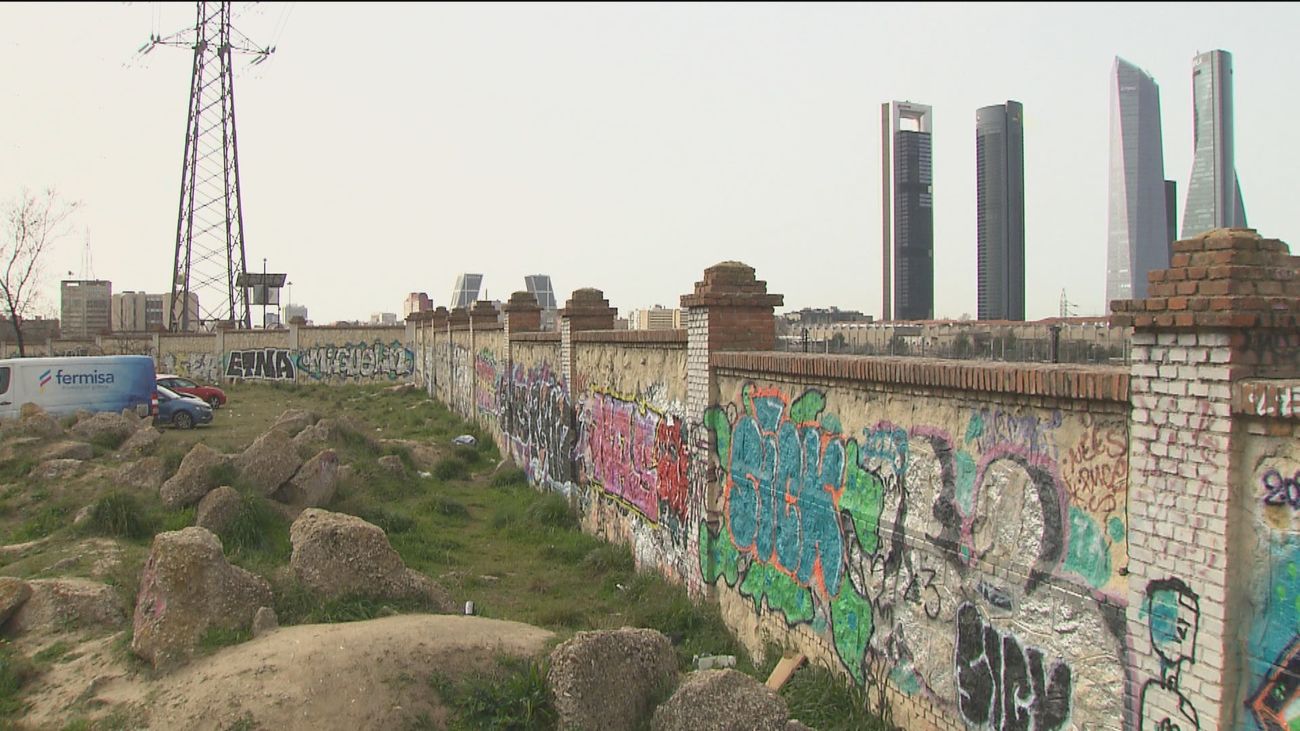 La peligrosa moda de subirse a un muro de Chamartín para ver el atardecer
