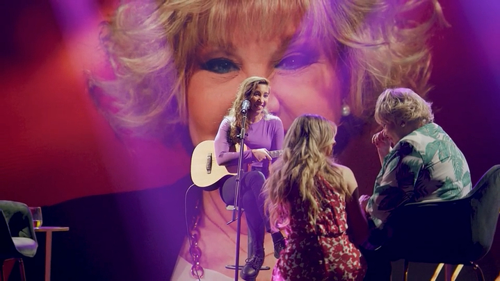 Julia Rubio versiona 'En un mundo nuevo' para Karina (Diez Momentos) / REDACCIÓN