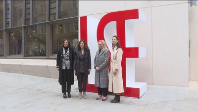 Ayuso explora  fórmulas para fomentar el  emprendimiento en la London School of Economics