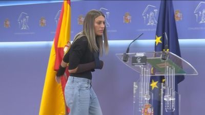 La portavoz de Junts retira la bandera de España antes de su rueda de prensa en el Congreso