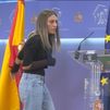 La portavoz de Junts retira la bandera de España antes de su rueda de prensa en el Congreso