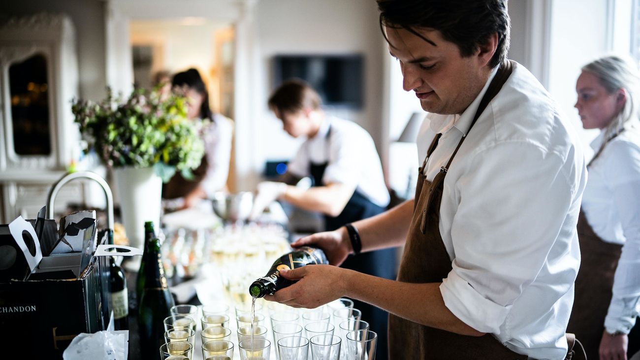 Empleados sin zona de descanso: España es el país de la UE donde más gente trabaja de pie toda la jornada