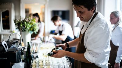 Empleados sin zona de descanso: España es el país de la UE donde más gente trabaja de pie toda la jornada