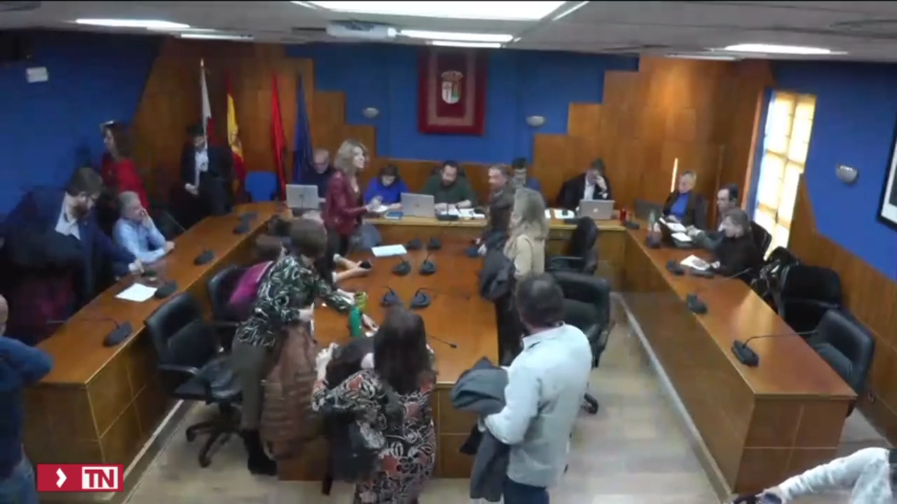 Petición de dimisión al alcalde y abandono de varios ediles en el Pleno de Paracuellos