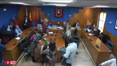 Petición de dimisión al alcalde y abandono de varios ediles en el Pleno de Paracuellos