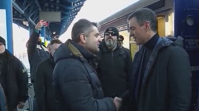 Sánchez visita las huellas de la "barbarie" en Ucrania y dice que Rusia no ganará la guerra