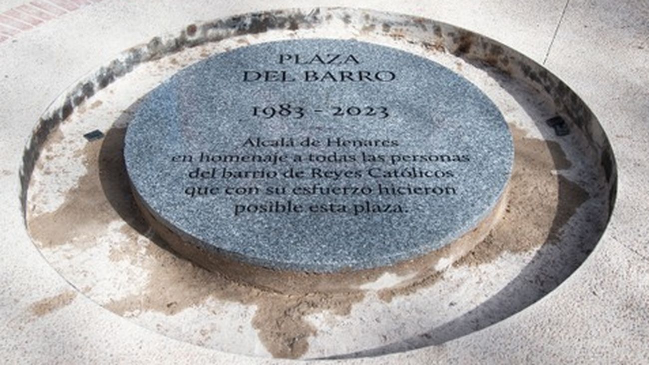 El medallón del homenaje vecinal en la Plaza del Barro de Alcalá