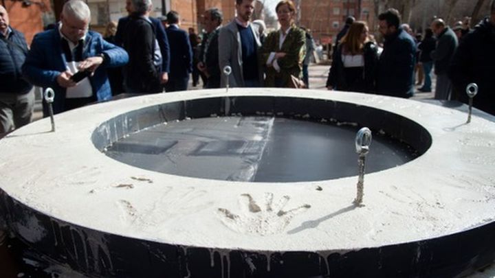 Huellas de manos de los vecinos del Distrito II de Alcalá en la Plaza del Barro / AYTO ALCALÁ DE HENARES
