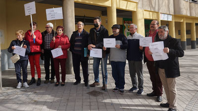 Vecinos de Vicálvaro acuden al Defensor para que se retire el amianto de sus viviendas