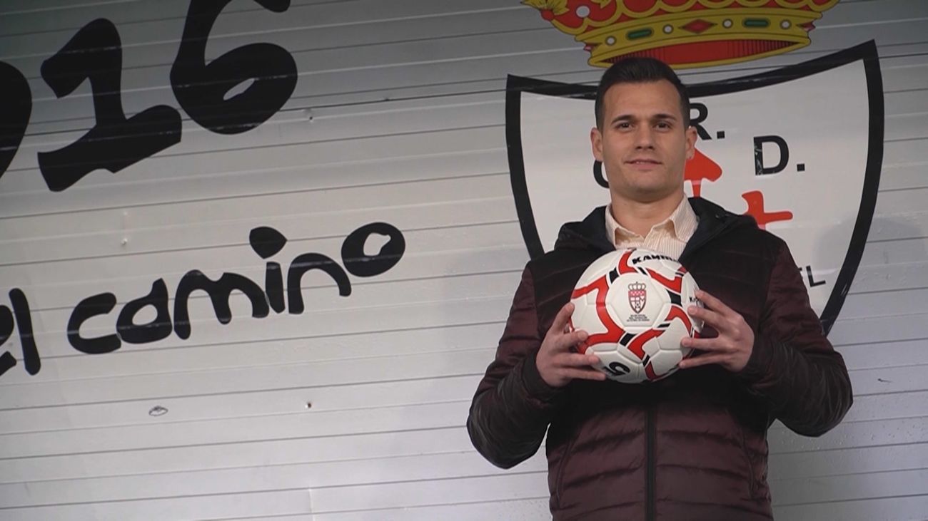 Charly, jugador del Carabanchel, el rey de los ascensos