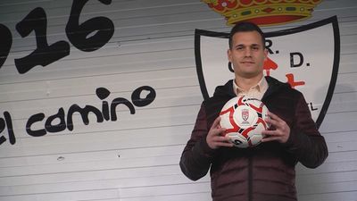 Charly, jugador del Carabanchel, el rey de los ascensos