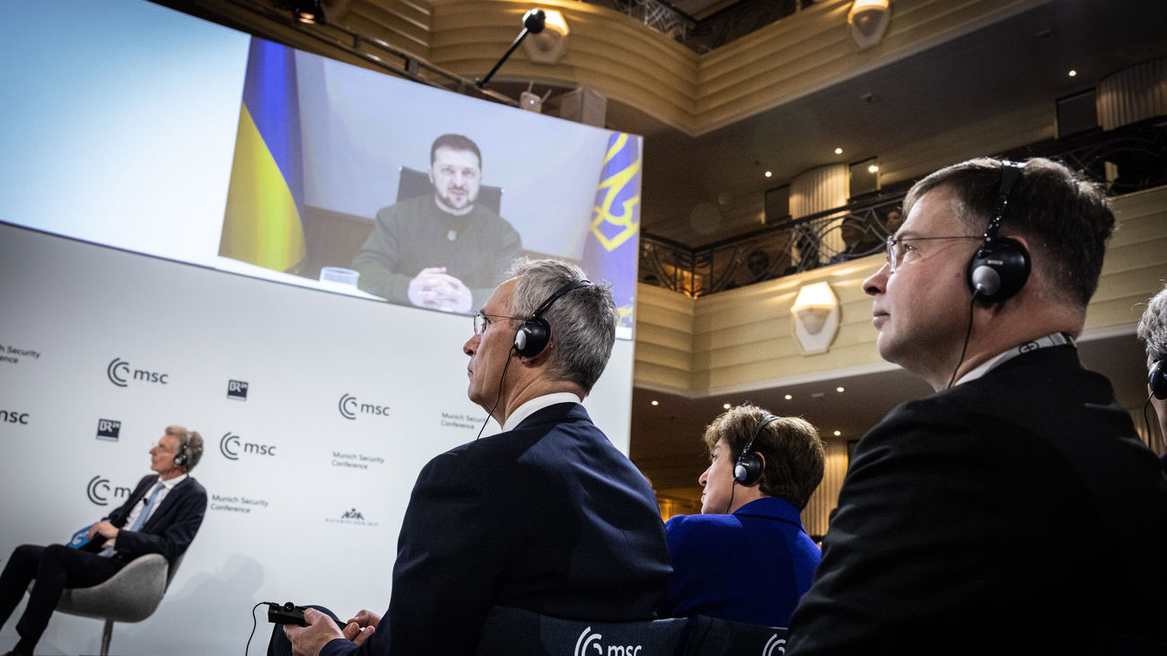 El Secretario General de ATO, Jens Stoltenberg escucha al presidente ucraniano Volodymyr Zelensky durante la 59.ª Conferencia de Seguridad de Munich