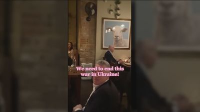 Un grupo de activistas pide a Biden en un restaurante que acabe con la guerra