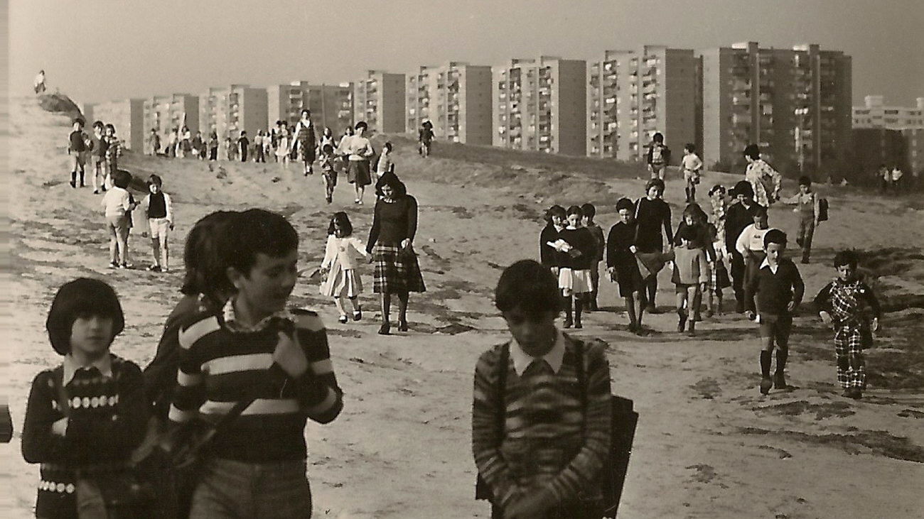 Niños yendo al colegio en 1977, al fondo los edificios próximos al Parque de Aluche