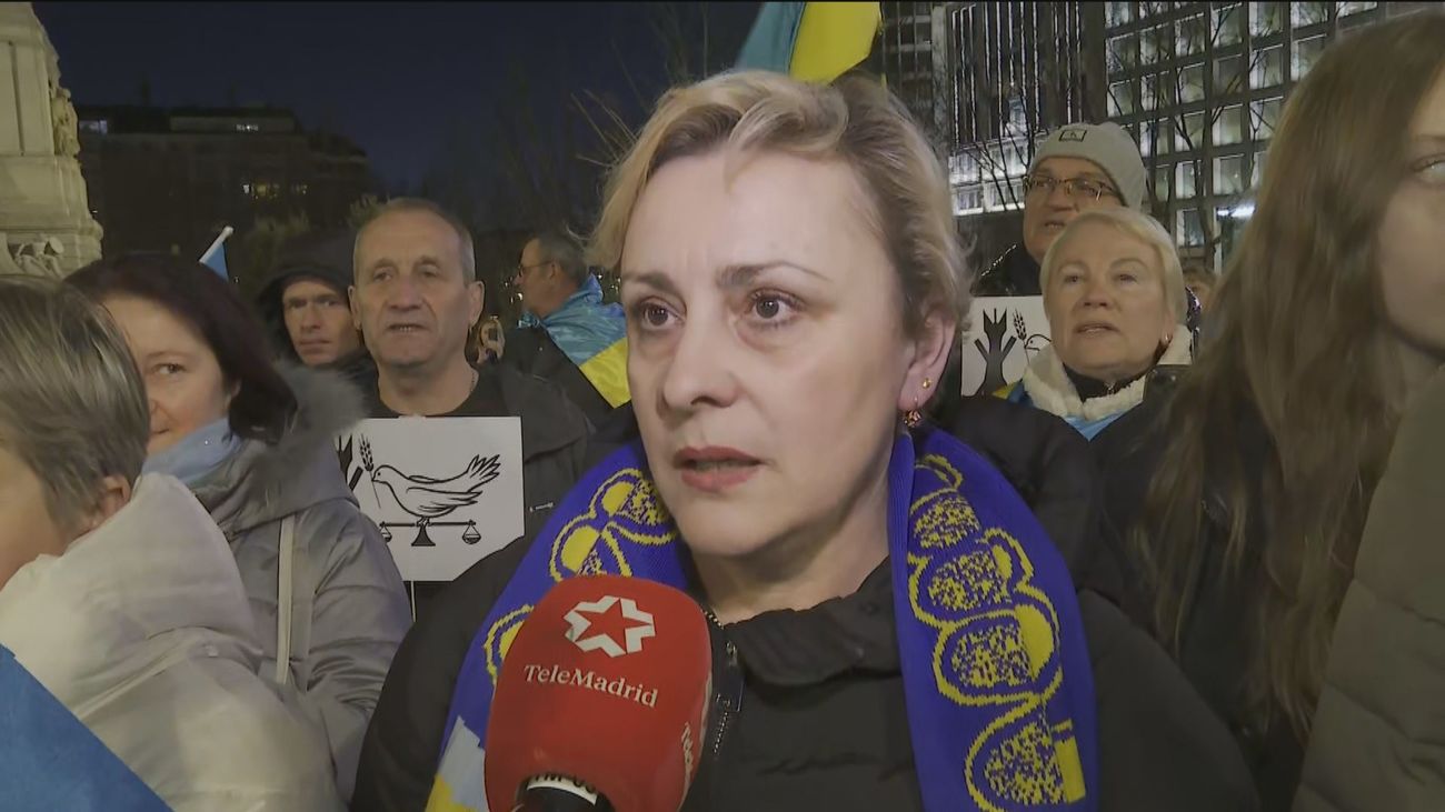 Cientos de ucranianos piden en la plaza de España de Madrid el fin de una guerra injusta