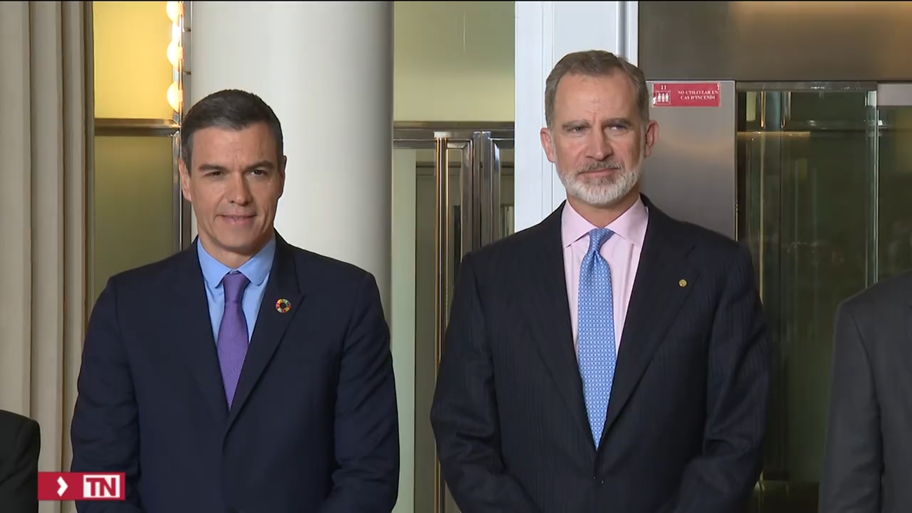 Aragonés y Colau plantan de nuevo a Felipe VI a la llegada al Mobile