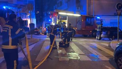 Herida grave una mujer de 37 años al inhalar humo en el incendio de su vivienda en Puente de Vallecas