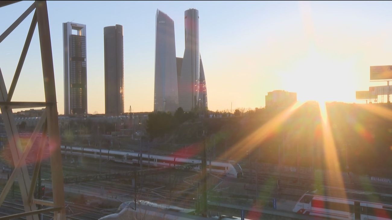 Peligrosa moda en Chamartín: subirse a un muro para ver el atardecer