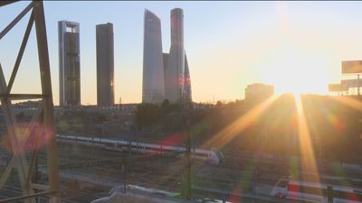 Peligrosa moda en Chamartín: subirse a un muro para ver el atardecer
